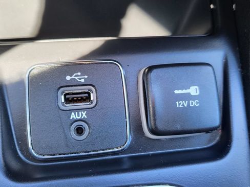 Used 2019 Jeep Cherokee Limited FWD image 36