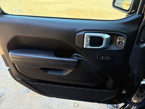 Used 2025 Jeep Wrangler Sport S image 20