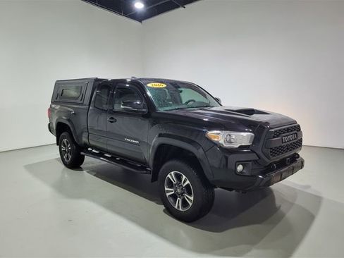 Used 2016 Toyota Tacoma TRD Sport w/ Towing Package image 2
