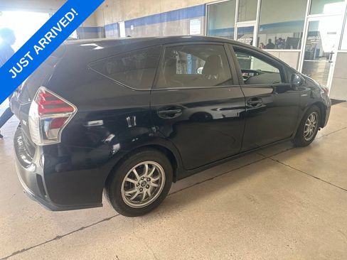 Used 2017 Toyota Prius V Four w/ Carpet Mat Package FWD image 3