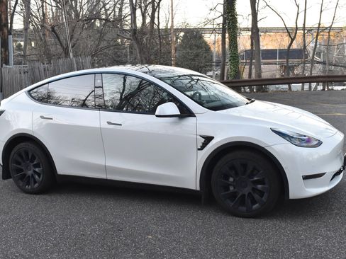 Used 2021 Tesla Model Y Long Range image 11