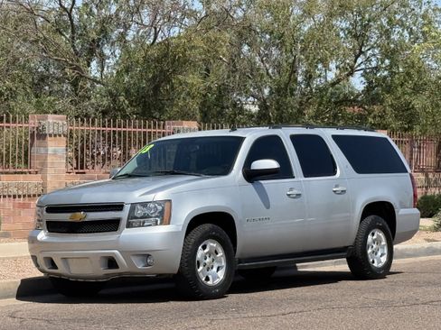 Used 2013 Chevrolet Suburban LT RWD image 1