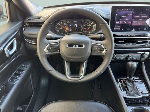 Used 2025 Jeep Compass Latitude w/ Altitude Special Edition AWD/4WD image 28