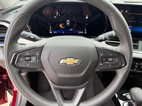 Used 2025 Chevrolet Trax LT FWD image 13
