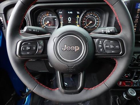 Used 2024 Jeep Gladiator Rubicon w/ Convenience Group AWD/4WD image 12