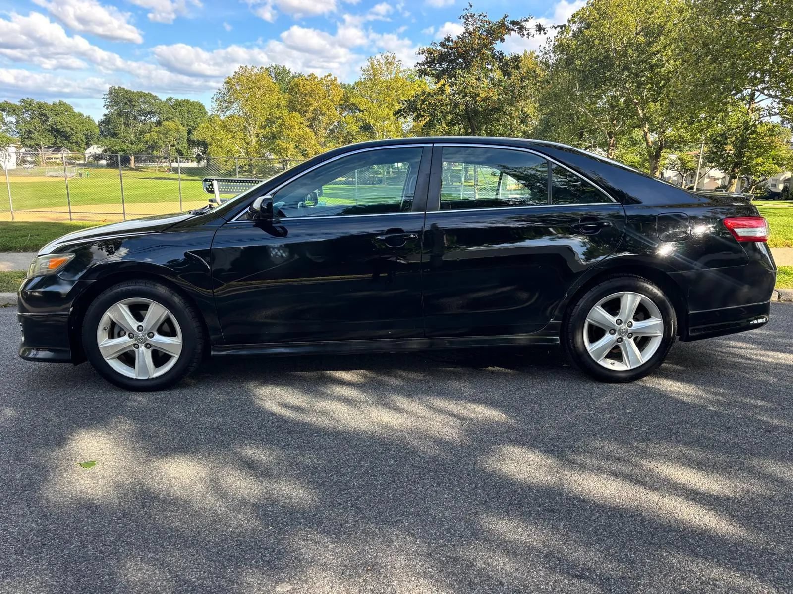 Used 2011 Toyota Camry SE w/ SE Extra-Value Pkg #1 FWD image 2