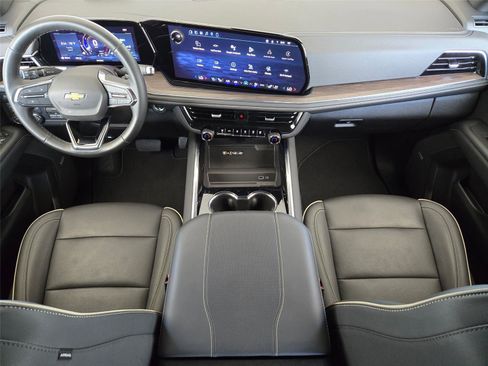 Used 2026 Chevrolet Suburban Premier w/ Sun And Tow Package AWD/4WD image 13