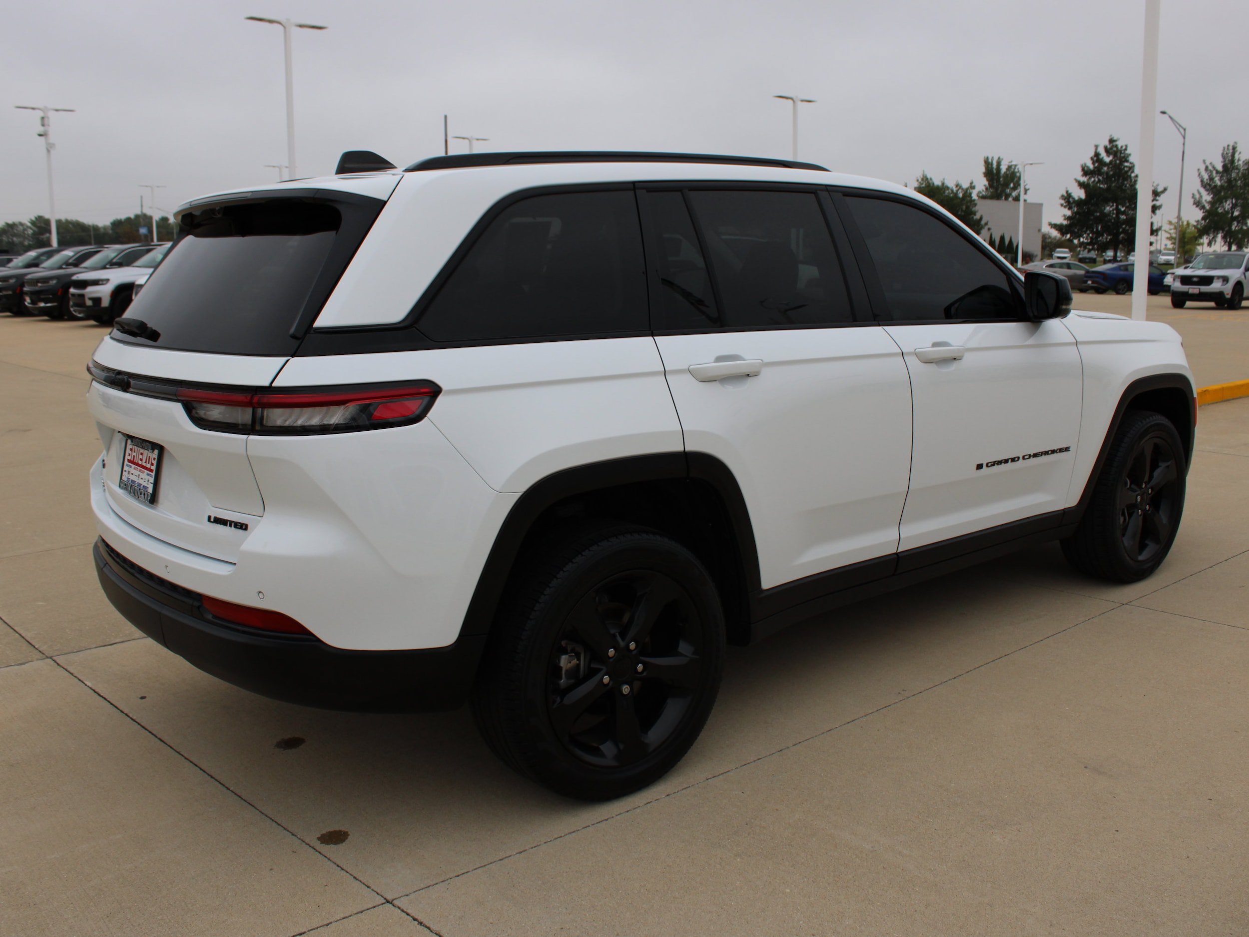 Used 2023 Jeep Grand Cherokee Limited w/ Luxury Tech Group II AWD/4WD image 7
