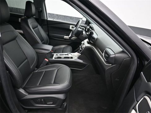 Used 2022 Ford Explorer XLT w/ Equipment Group 202A image 10