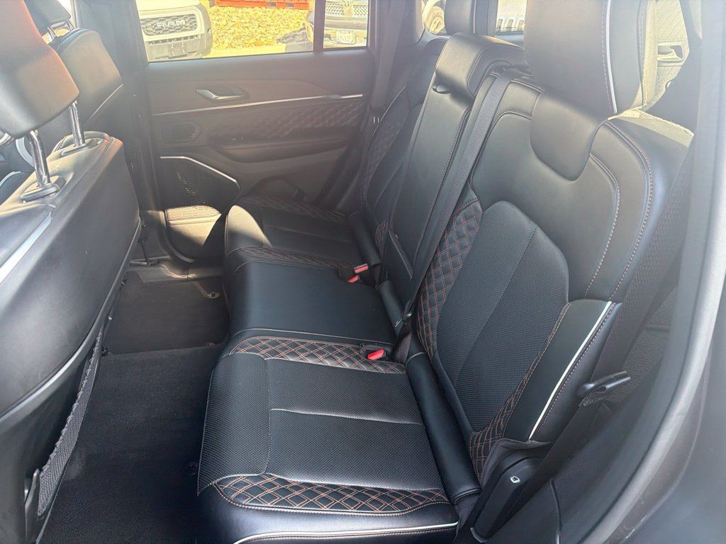 Used 2025 Jeep Grand Cherokee Summit w/ Obsidian Package AWD/4WD image 14