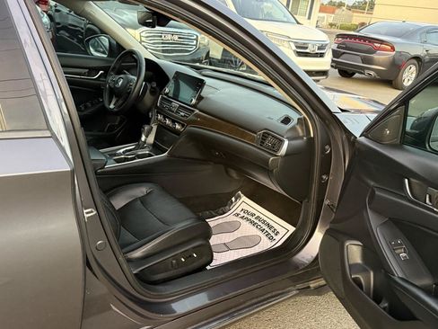Used 2018 Honda Accord Touring image 12