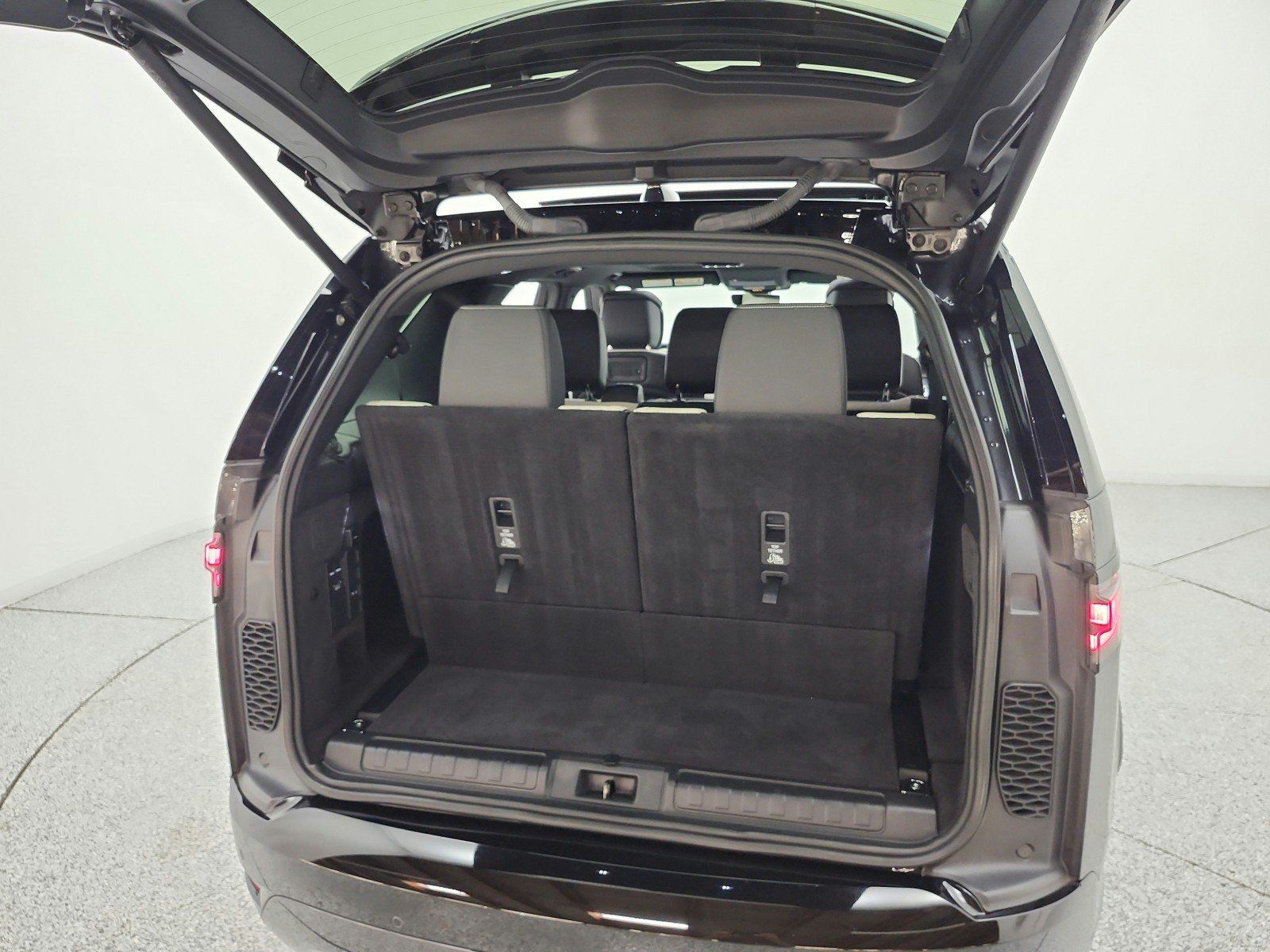 Used 2024 Land Rover Discovery Dynamic SE AWD/4WD image 21