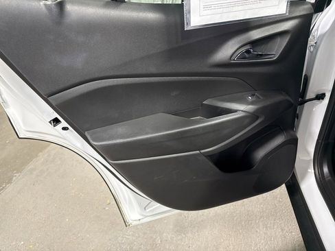 Used 2025 Chevrolet Trax LT w/ LT Convenience Package FWD image 16