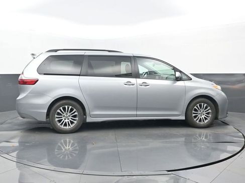 Used 2020 Toyota Sienna XLE image 2