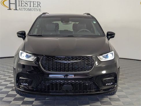 Used 2024 Chrysler Pacifica Limited w/ Uconnect Theater Family Group image 3