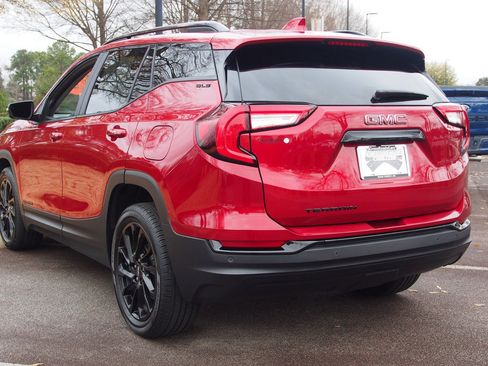 Used 2023 GMC Terrain SLE w/ Driver Convenience Package image 5