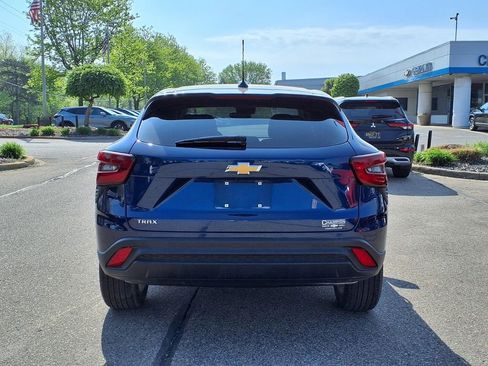 Used 2024 Chevrolet Trax LS w/ LS Convenience Package FWD image 6