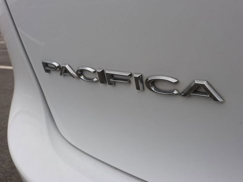 Used 2024 Chrysler Pacifica Select image 7