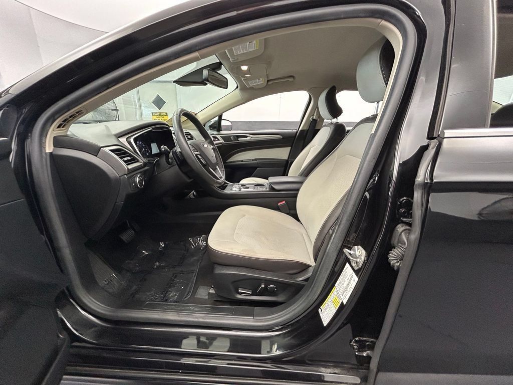 Used 2019 Ford Fusion SE w/ Equipment Group 151A FWD image 46