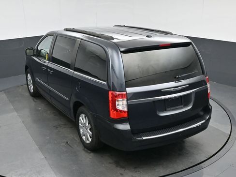 Used 2014 Chrysler Town & Country Touring image 65