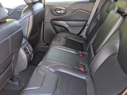 Used 2019 Jeep Cherokee Latitude Plus image 17