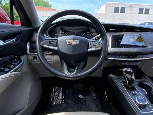 Used 2023 Cadillac XT4 Luxury w/ Cold Weather Package AWD/4WD image 4