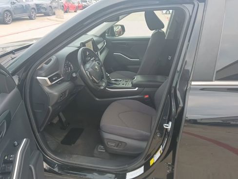 Used 2024 Toyota Highlander LE image 3
