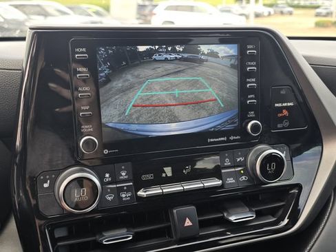 Used 2021 Toyota Highlander XLE FWD image 15
