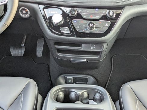 New 2026 Chrysler Pacifica Select image 18