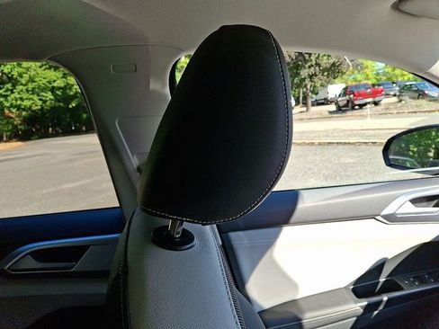 Certified 2025 Volkswagen Taos SE image 13