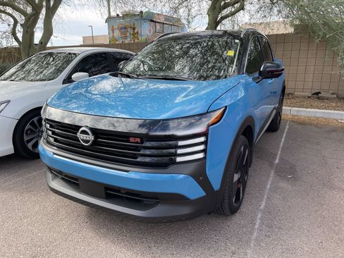 Used 2025 Nissan Kicks SR FWD image 2