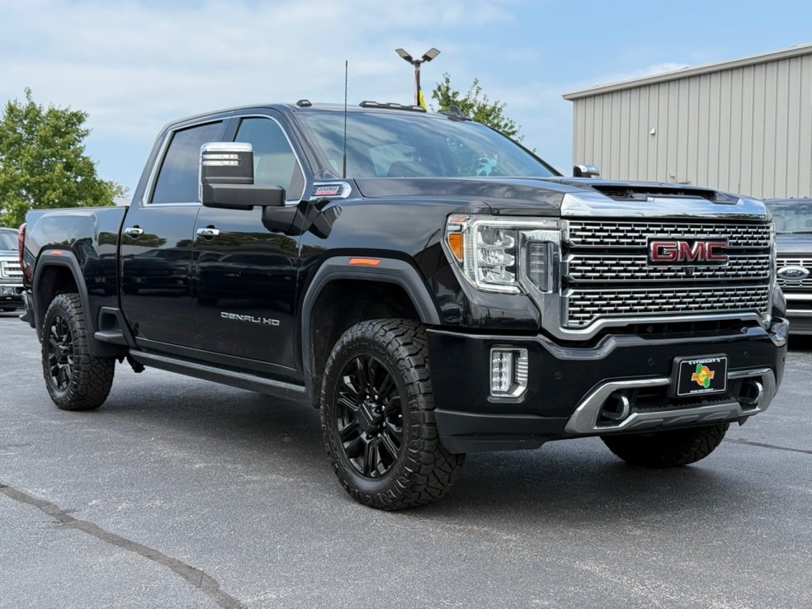 Used 2023 GMC Sierra 2500 Denali w/ Denali Black Diamond Edition AWD/4WD image 2