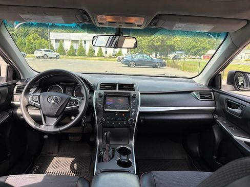Used 2017 Toyota Camry SE w/ Moonroof Package FWD image 8