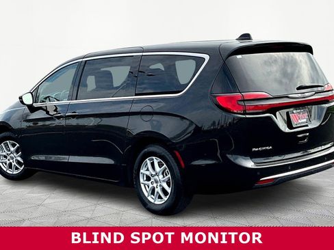 Used 2024 Chrysler Pacifica Touring-L image 4