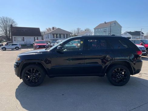 Used 2017 Jeep Grand Cherokee Altitude AWD/4WD image 9