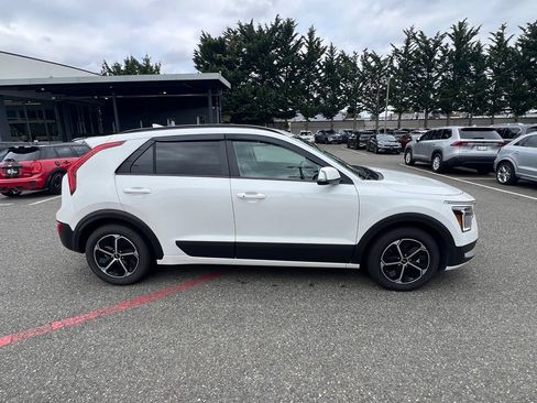 Certified 2023 Kia Niro EX FWD image 6