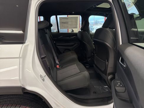 New 2025 Jeep Grand Cherokee Laredo X w/ Luxury Tech Group I image 28