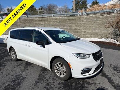 Used 2024 Chrysler Pacifica Touring-L