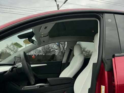 Used 2022 Tesla Model Y Performance image 9