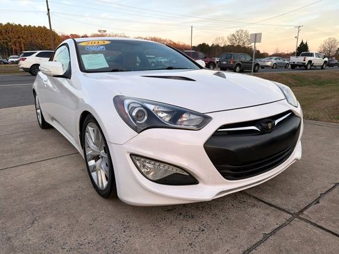 Used 2013 Hyundai Genesis 3.8 image 2