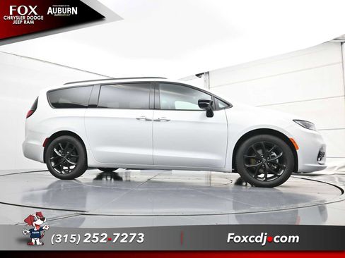 New 2026 Chrysler Pacifica Select image 22