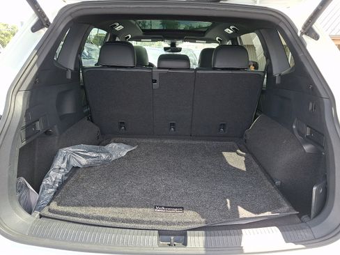Certified 2022 Volkswagen Tiguan SE R-Line AWD/4WD image 30