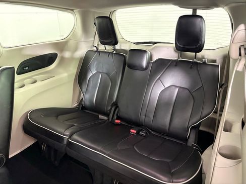 Used 2023 Chrysler Pacifica Limited image 40
