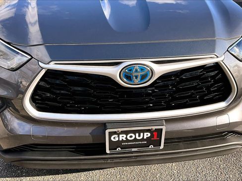 Certified 2022 Toyota Highlander XLE image 28