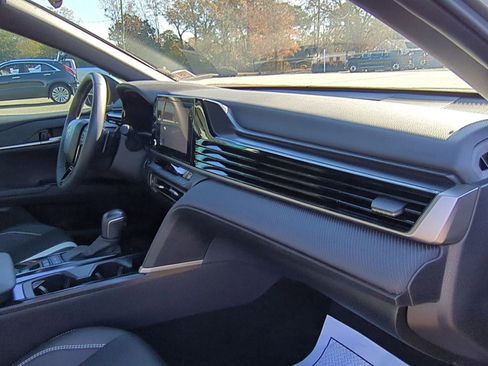 Used 2025 Toyota Camry SE image 30