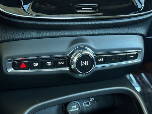 Certified 2025 Volvo XC40 B5 Core image 24