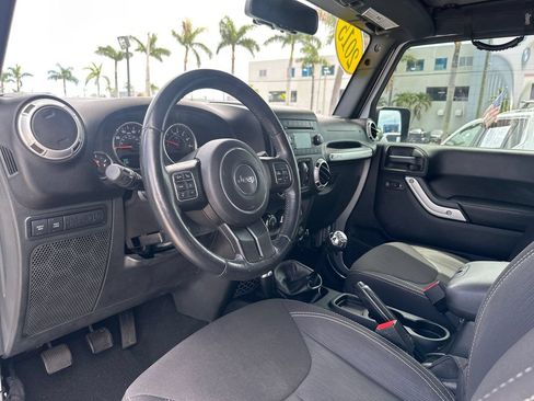 Used 2015 Jeep Wrangler Unlimited Rubicon w/ Connectivity Group AWD/4WD image 13