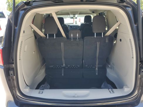 Used 2022 Chrysler Voyager LX image 9