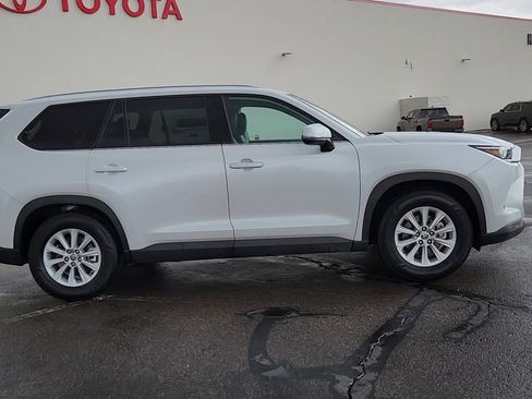 Used 2025 Toyota Grand Highlander AWD image 3