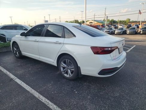 Certified 2024 Volkswagen Jetta SE w/ Panoramic Sunroof Package FWD image 4